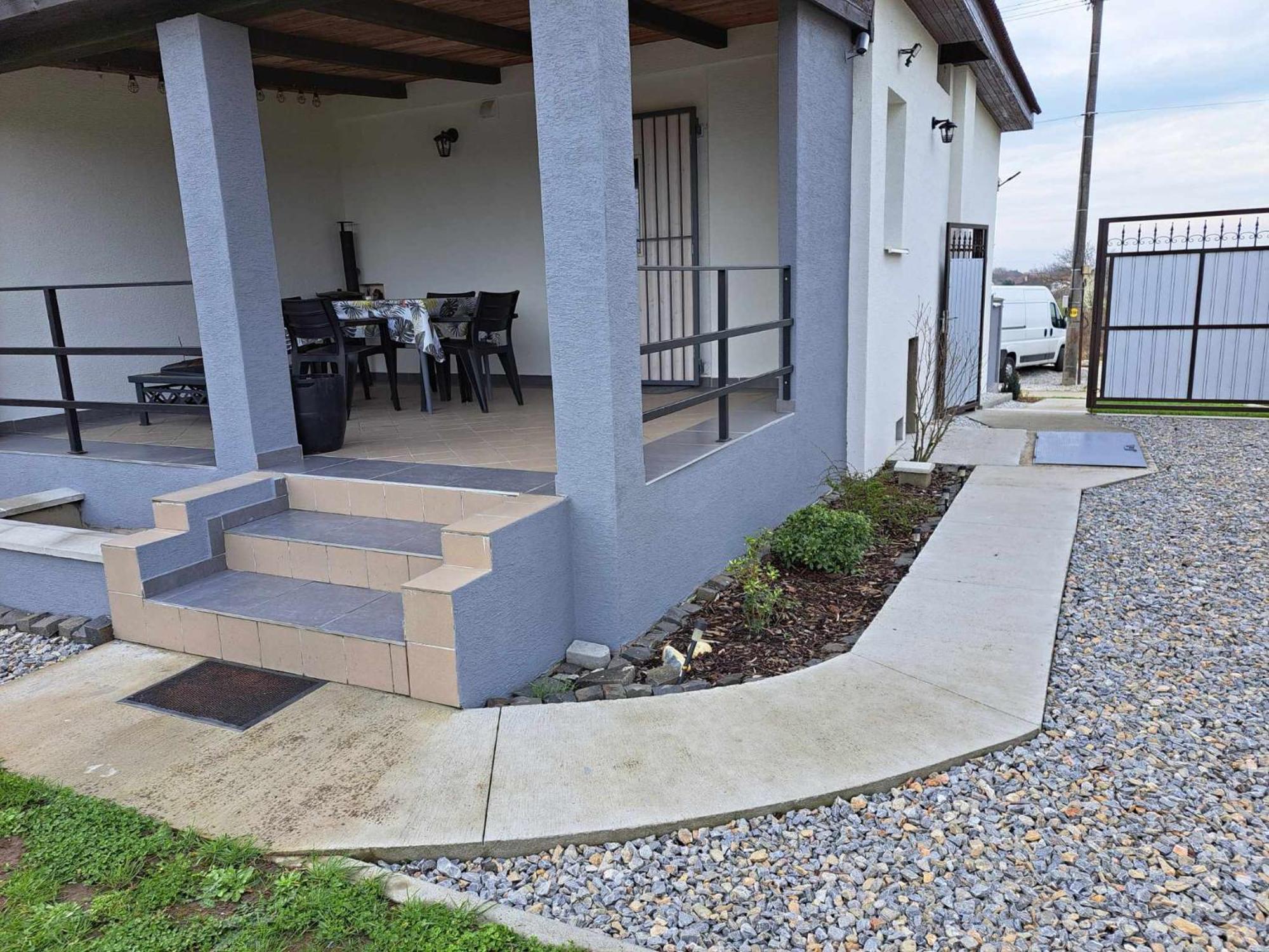 Grapeline Guesthouse Chotin Esterno foto